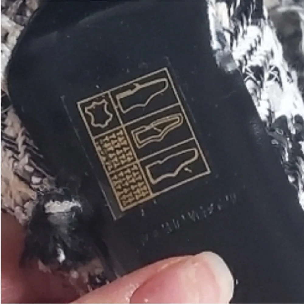 $1,129 Balenciaga Black and White Heels with Chic Tweed Design - Picture 6 of 12